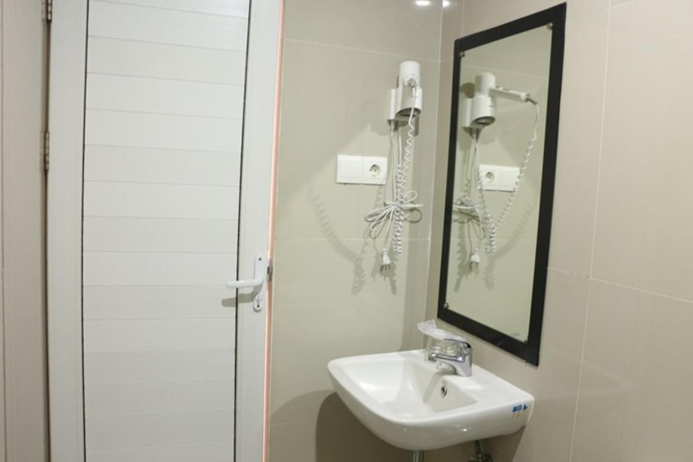 Crew Express Hotel Lubukpakam Eksteriør billede