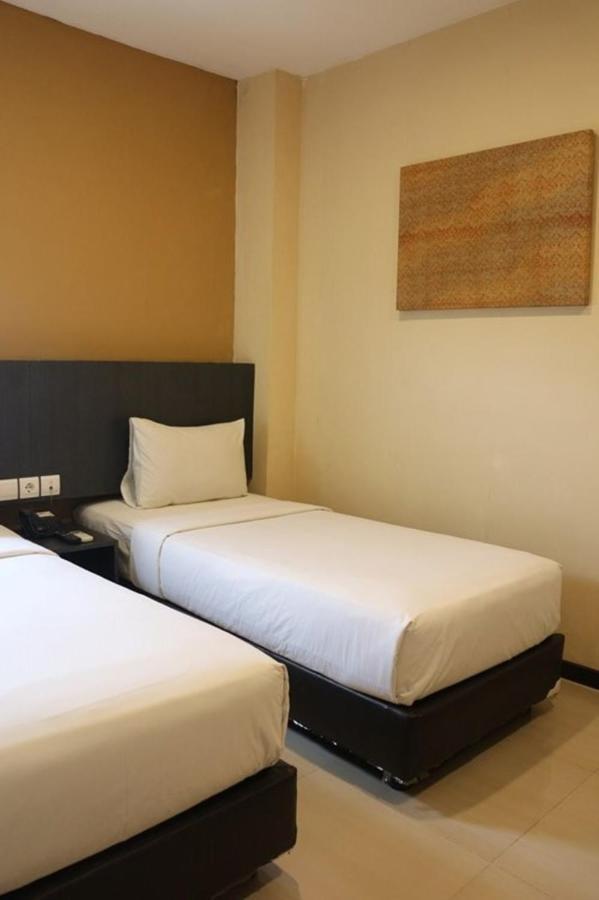 Crew Express Hotel Lubukpakam Eksteriør billede